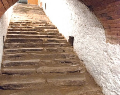 Po těchto schodech se chodí stovky let..